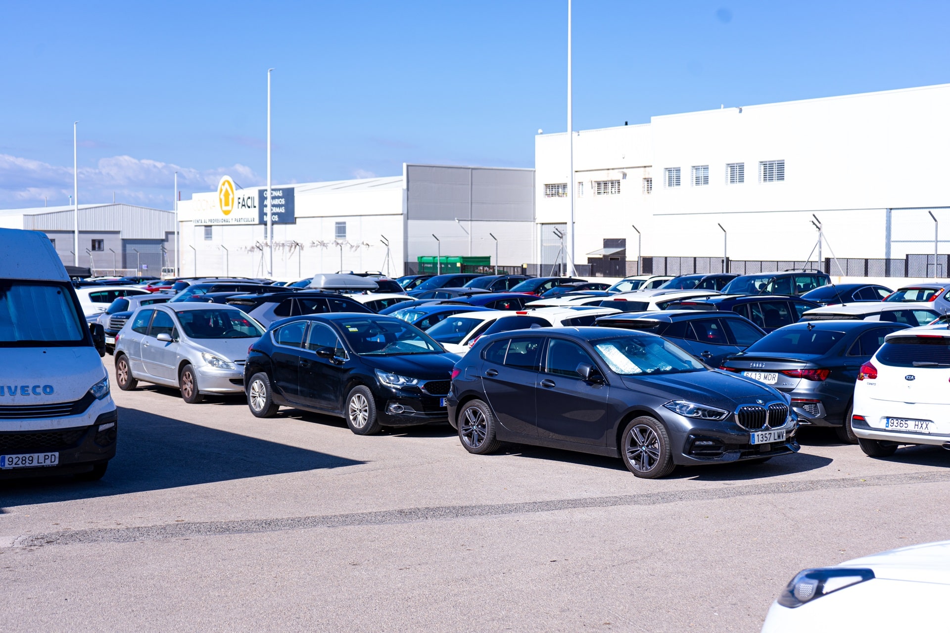 Coches de la flota de Victoria Cars en la base del aeropuerto de Valencia