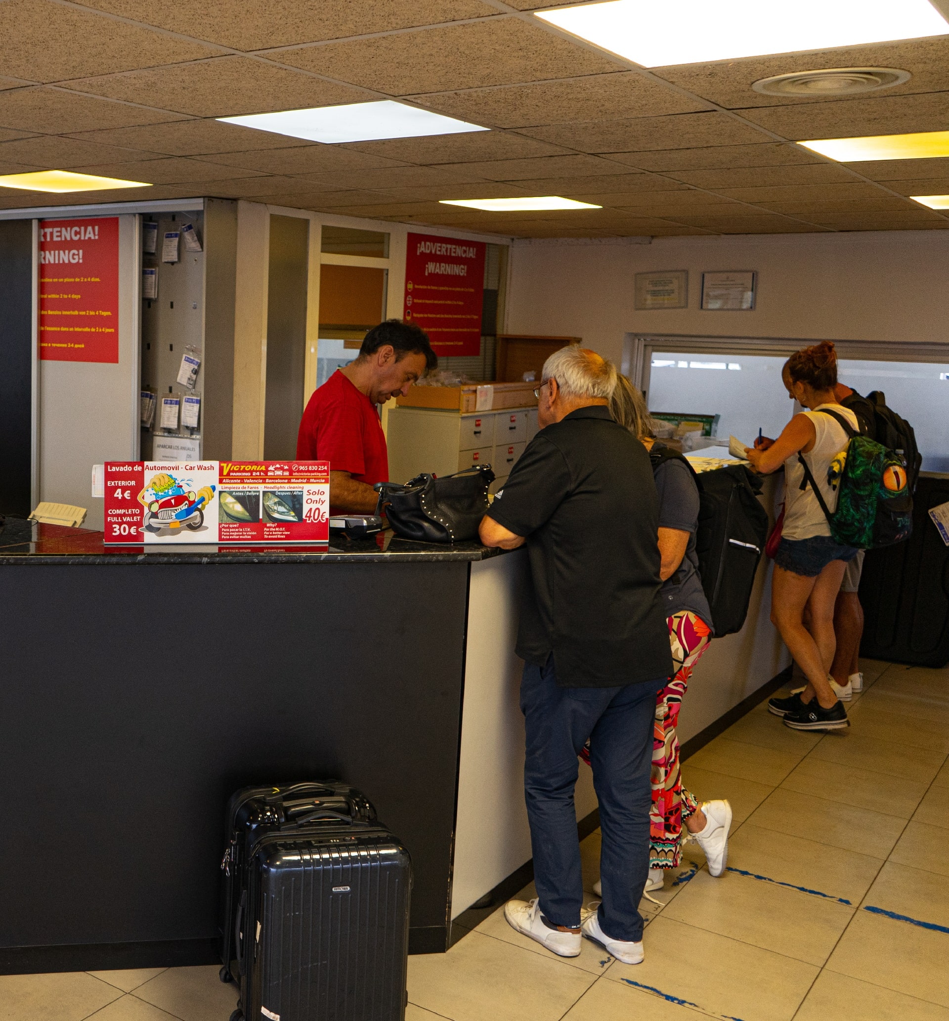 Clientes atendidos en el mostrador de Victoria Cars