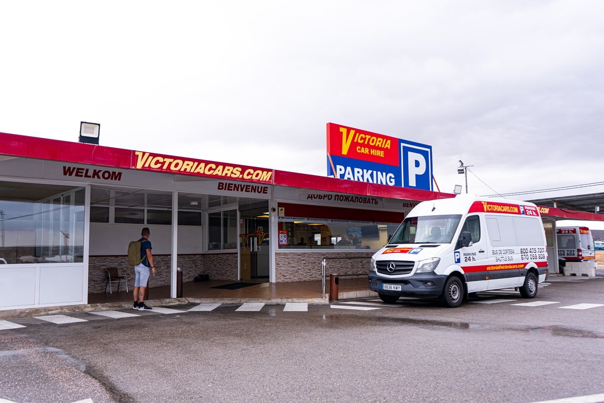 Base de Victoria Cars junto al aeropuerto de Alicante, con el microbús de cortesía