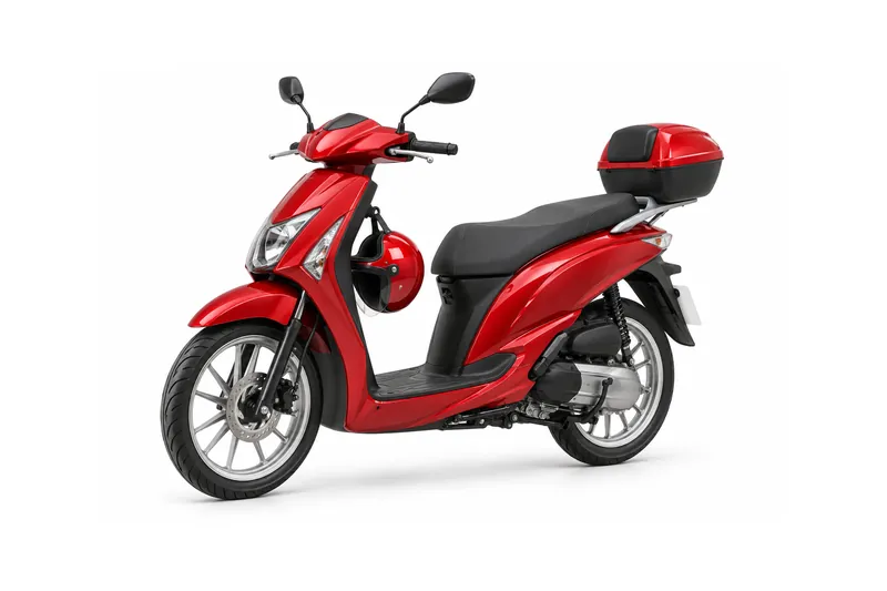 Scooter roja de 125 cc de alquiler, con casco