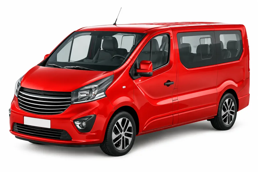 Opel Vivaro rojo de nueve plazas, una de las furgonetas de alquiler que entregamos en la Cala de Finestrat